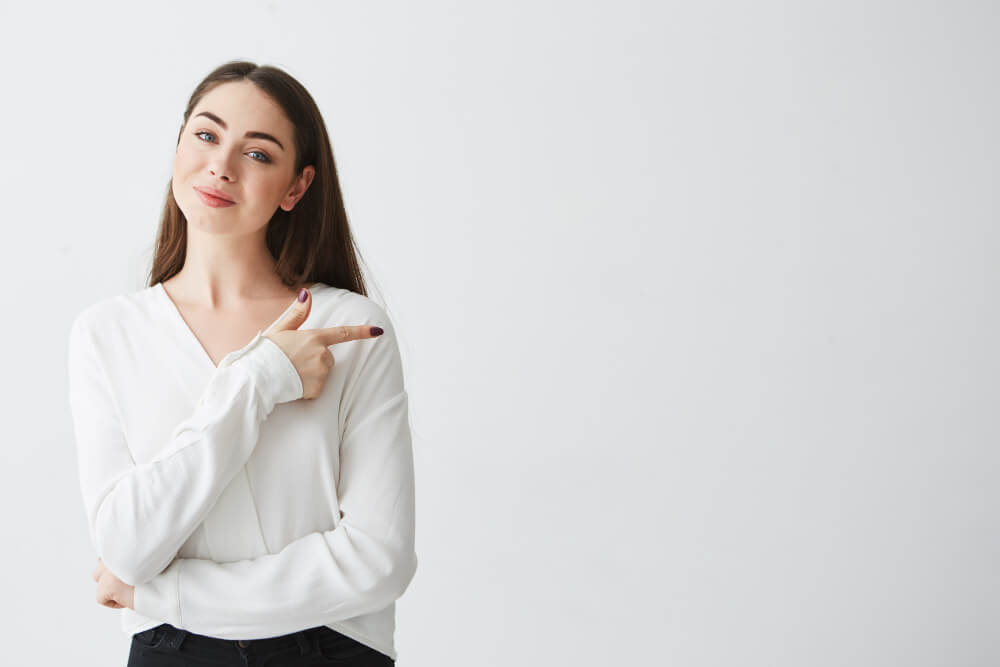 young-beautiful-brunette-businesswoman-smiling-pointing-finger-in-side_-_copia.jpg